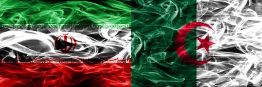 Iran vs Cezayir duman bayrakları yan yana yerleştirilmiş. İran ve Cezayir ipeksi duman bayrakları renkli kalın
