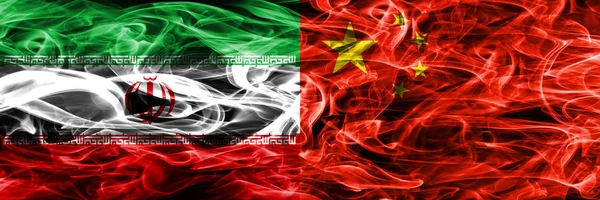 Bandiere Fumogene Iran Cina Affiancate Bandiere Fumo Spesse Colorate Setose — Foto Stock