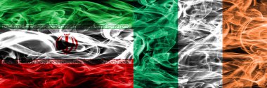 Iran vs İrlanda duman bayrakları yan yana yerleştirilmiş. İran ve İrlanda ipeksi duman bayrakları renkli kalın