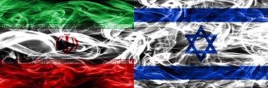 Iran vs duman İsrail bayrakları yan yana yerleştirilmiş. İran ve İsrail ipeksi duman bayrakları renkli kalın
