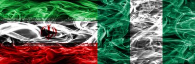Iran vs Nijerya duman bayrakları yan yana yerleştirilmiş. İran ve Nijerya ipeksi duman bayrakları renkli kalın
