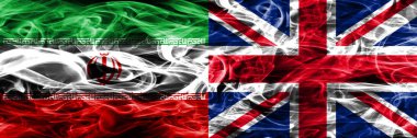 Iran vs duman İngiltere bayrakları yan yana yerleştirilmiş. İran ve İngiltere ipeksi duman bayrakları renkli kalın