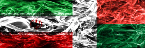 Ιράν Εναντίον Μαδαγασκάρη Καπνίζουν Σημαίες Που Τοποθετούνται Δίπλα Δίπλα Χοντρό — Φωτογραφία Αρχείου