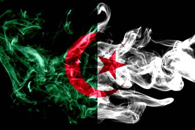Cezayir ulusal bayrak renkli duman siyah arka plan üzerine izole yapılmış. Soyut ipeksi dalga arka plan.