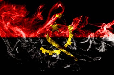 Angola Ulusal bayrak renkli duman siyah arka plan üzerine izole yapılmış. Soyut ipeksi dalga arka plan.