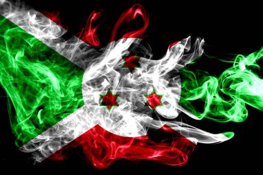 Burundi bayrağı renkli duman siyah arka plan üzerine izole yapılmış. Soyut ipeksi dalga arka plan.