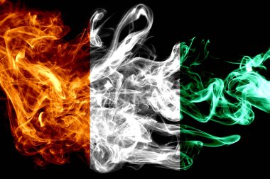 Fildişi Sahili bayrağı renkli duman siyah arka plan üzerine izole yapılmış. Soyut ipeksi dalga arka plan.