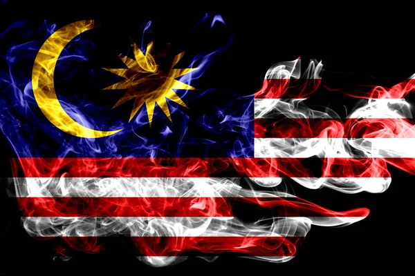 マレーシアの国旗は 黒の背景に分離された色の煙から作られました 抽象的な絹のような波の背景 — ストック写真