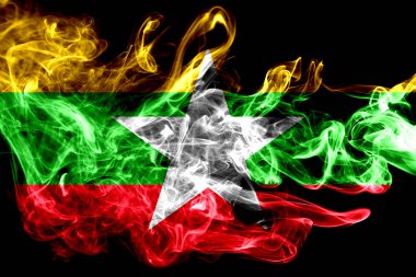 Myanmar bayrağı renkli duman siyah arka plan üzerine izole yapılmış. Soyut ipeksi dalga arka plan.