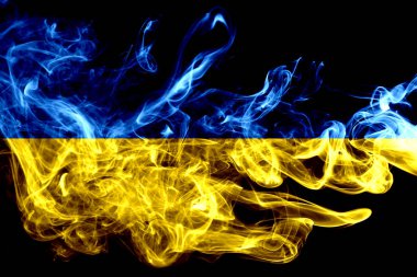 Ukrayna ulusal bayrak renkli duman siyah arka plan üzerine izole yapılmış. Soyut ipeksi dalga arka plan.