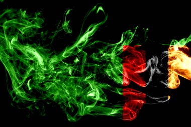 Zambiya bayrağı renkli duman siyah arka plan üzerine izole yapılmış. Soyut ipeksi dalga arka plan.