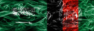 Suudi Arabistan rakip Afganistan duman bayrakları yan yana yerleştirilmiş. Suudi Arabistan ve Afganistan ipeksi duman bayrakları renkli kalın