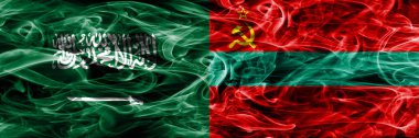 Suudi Arabistan rakip Transnistria duman bayrakları yan yana yerleştirilmiş. Suudi Arabistan ve Transdinyester Cumhuriyeti ipeksi duman bayrakları renkli kalın