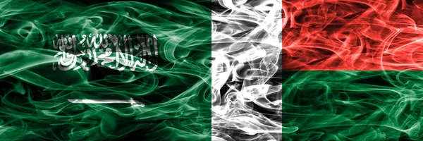 Saudi Arabia Madagascar Smoke Flags Nebeneinander Platziert Dicke Seidige Rauchfahnen — Stockfoto