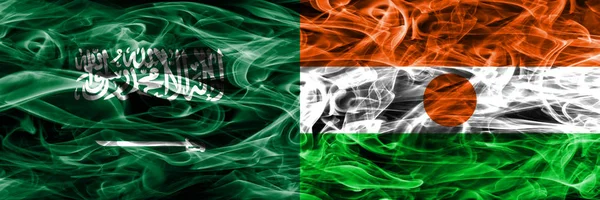 Σαουδική Αραβία Νίγηρα Καπνίζουν Σημαίες Που Τοποθετούνται Δίπλα Δίπλα Χοντρό — Φωτογραφία Αρχείου