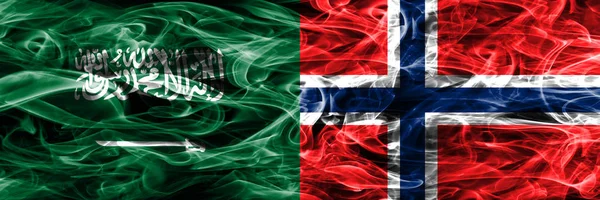 Саудівська Аравія Проти Норвегії Дим Прапори Розміщені Поруч Товста Кольорові — стокове фото