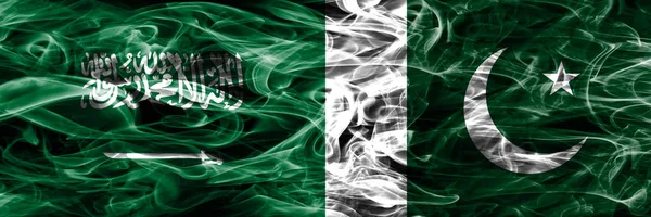 Bandiere Fumogene Arabia Saudita Contro Pakistan Affiancate Bandiere Fumo Seta — Foto Stock