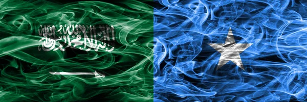サウジアラビア対ソマリア煙サイド サイド配置フラグ 厚い色のサウジアラビア ソマリアの絹のような煙フラグ — ストック写真