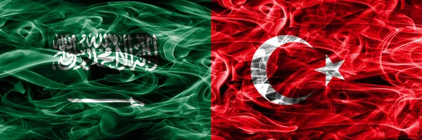 Suudi Arabistan Rakip Türkiye Duman Bayrakları Yan Yana Yerleştirilmiş Suudi — Stok fotoğraf