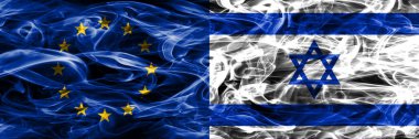 Yan yana yerleştirilmiş Avrupa Birliği ve İsrail renkli kavramı duman bayrakları