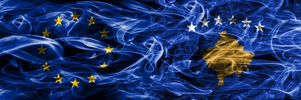 欧洲联盟和科索沃丰富多彩的概念烟雾旗帜并排放置 — 图库照片