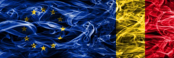 Ευρωπαϊκή Ένωση Και Ρουμανία Σημαίες Πολύχρωμο Έννοια Καπνού Τοποθετούνται Δίπλα — Φωτογραφία Αρχείου