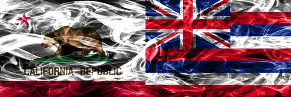 Калифорния Против Гавайев Разноцветная Концепция Дымовых Флагов Установленных Бок Бок — стоковое фото