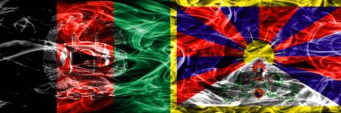 Afganistan vs Tibet duman bayrakları yan yana yerleştirilmiş. Afgan ve Çin - Tibet ipeksi duman bayrakları renkli kalın