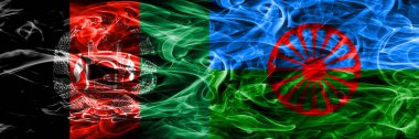 Afganistan vs Gipsy duman bayrakları yan yana yerleştirilmiş. Afgan ve Gipsy ipeksi duman bayrakları renkli kalın