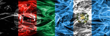 Afganistan vs Guatemala duman bayrakları yan yana yerleştirilmiş. Afgan ve Guatemala ipeksi duman bayrakları renkli kalın