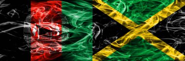 Afganistan vs Jamaika duman bayrakları yan yana yerleştirilmiş. Afgan ve Jamaika ipeksi duman bayrakları renkli kalın