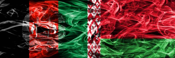 アフガニスタン対ベラルーシ煙サイド サイド配置フラグ 厚い色のアフガニスタン ベラルーシの絹のような煙フラグ — ストック写真