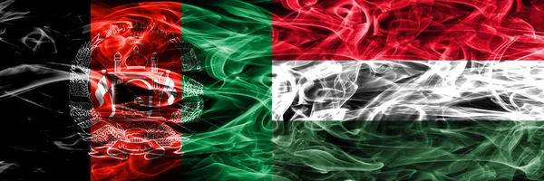 Afghanistans Gegen Ungarische Rauchfahnen Nebeneinander Dicke Seidige Rauchfahnen Aus Afghanistan — Stockfoto