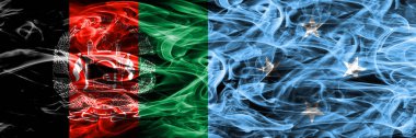 Afganistan vs Mikronezya duman bayrakları yan yana yerleştirilmiş. Afgan ve Mikronezya ipeksi duman bayrakları renkli kalın