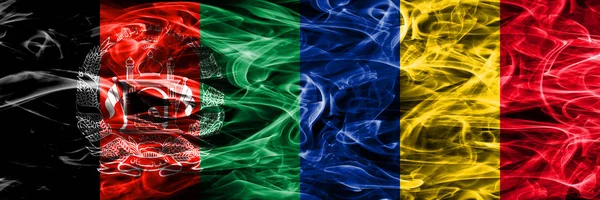 アフガニスタン対ルーマニア煙サイド サイド配置フラグ 厚い色のアフガニスタンとルーマニアの絹のような煙フラグ — ストック写真