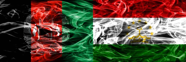アフガニスタン対タジキスタン煙サイド サイド配置フラグ アフガニスタンとタジキスタンの絹のような煙の国旗色の厚 — ストック写真