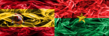 İspanya rakip Burkina Faso duman bayrakları yan yana yerleştirilmiş. İspanyolca ve Burkina Faso ipeksi duman bayrakları renkli kalın