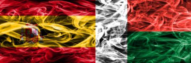 İspanya vs Madagaskar duman bayrakları yan yana yerleştirilmiş. İspanyolca ve Madagaskar ipeksi duman bayrakları renkli kalın