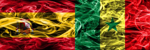 Bandiere Fumogene Spagna Senegal Affiancate Bandiere Fumo Spesse Colorate Setose — Foto Stock