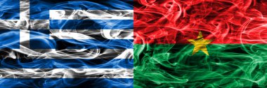 Yunanistan rakip Burkina Faso duman bayrakları yan yana yerleştirilmiş. Yunan ve Burkina Faso ipeksi duman bayrakları renkli kalın