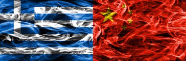 Yunanistan – Çin duman bayrakları yan yana yerleştirilmiş. Yunan ve Çin ipek duman bayrakları renkli kalın