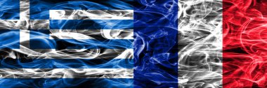 Yunanistan – Fransa duman bayrakları yan yana yerleştirilmiş. Yunan ve Fransa ipeksi duman bayrakları renkli kalın