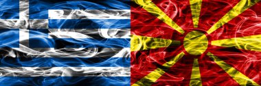 Yunanistan – Makedonya duman bayrakları yan yana yerleştirilmiş. Yunan ve Makedonya ipeksi duman bayrakları renkli kalın
