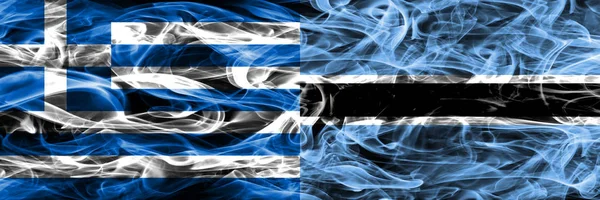 ギリシャ対並べて煙ボツワナ フラグ 厚い色のギリシャ語とボツワナの絹のような煙フラグ — ストック写真
