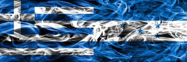 Греция Против Гондурасских Дымовых Флагов Размещенных Бок Бок Толстые Шёлковые — стоковое фото