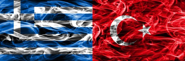 土耳其烟旗并排放置 希腊和土耳其厚颜色的丝质烟雾旗 — 图库照片