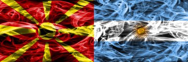 Makedonya vs Arjantin renkli kavramı duman bayrakları yan yana yerleştirilmiş
