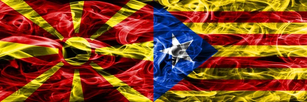 Македония Против Каталонии Красочная Концепция Дыма Флаги Помещены Бок Бок — стоковое фото