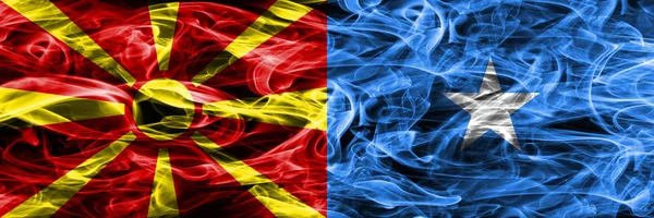 Makedonya vs Somali renkli kavramı duman bayrakları yan yana yerleştirilmiş