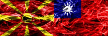 Makedonya vs Tayvan renkli kavramı duman bayrakları yan yana yerleştirilmiş